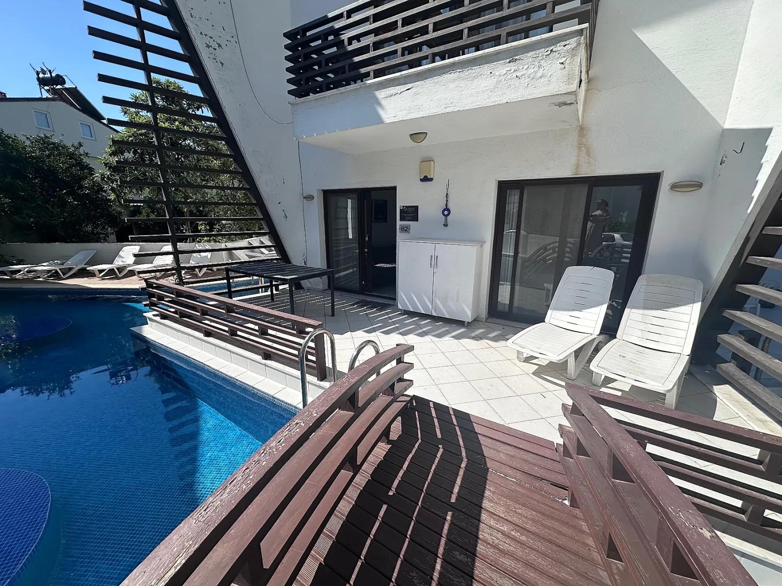 Moderne Eleganz, Harmonisch In Die Flusslandschaft Integriert