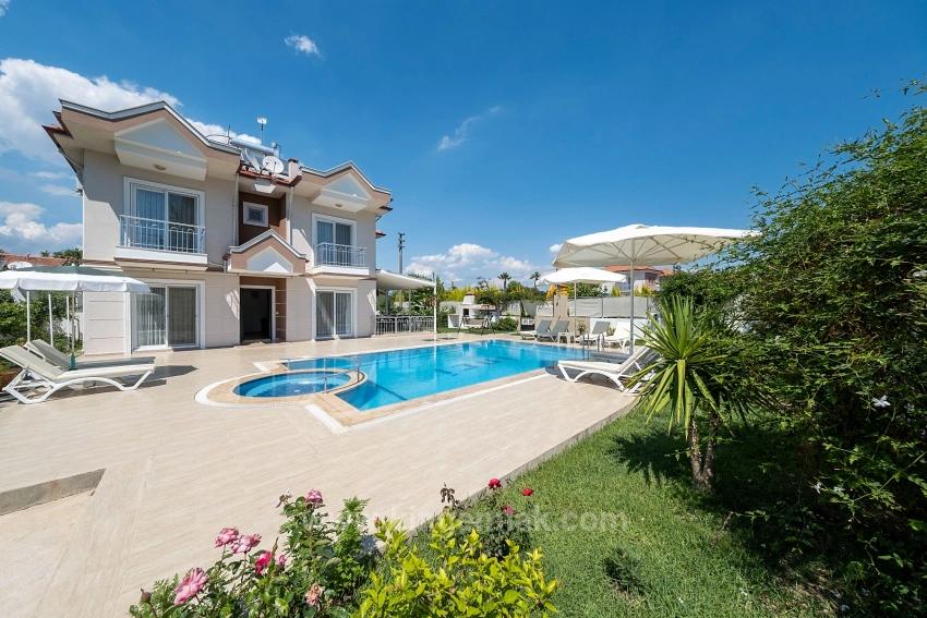 Eine Versteckte Und Elegante Villa Mit 4 Schlafzimmern In Gülpınar