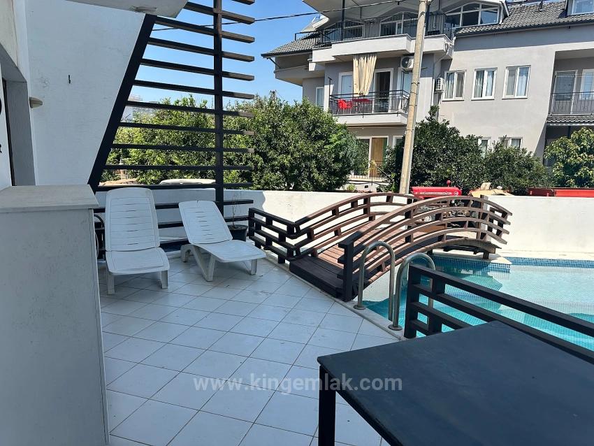 Moderne Eleganz, Harmonisch In Die Flusslandschaft Integriert