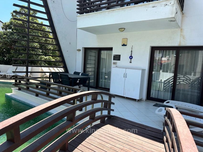 Moderne Eleganz, Harmonisch In Die Flusslandschaft Integriert