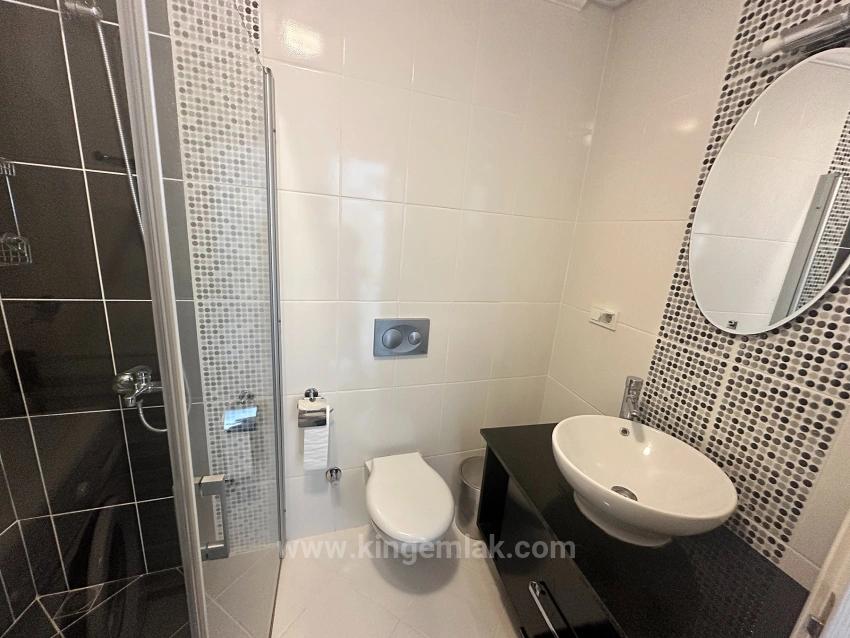 Moderne Eleganz, Harmonisch In Die Flusslandschaft Integriert