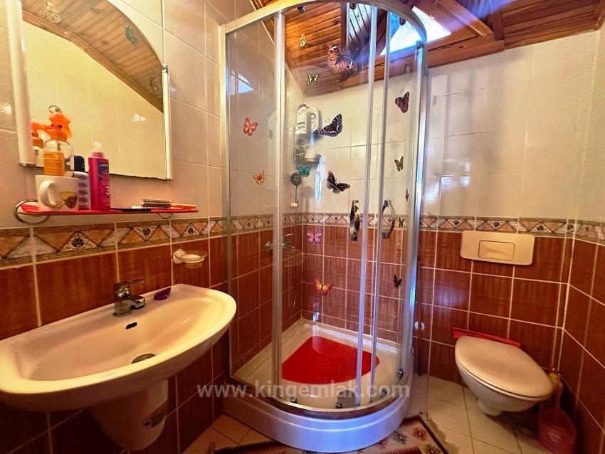 Ein Friedliches Leben Inmitten Des Flüsterns Der Berge