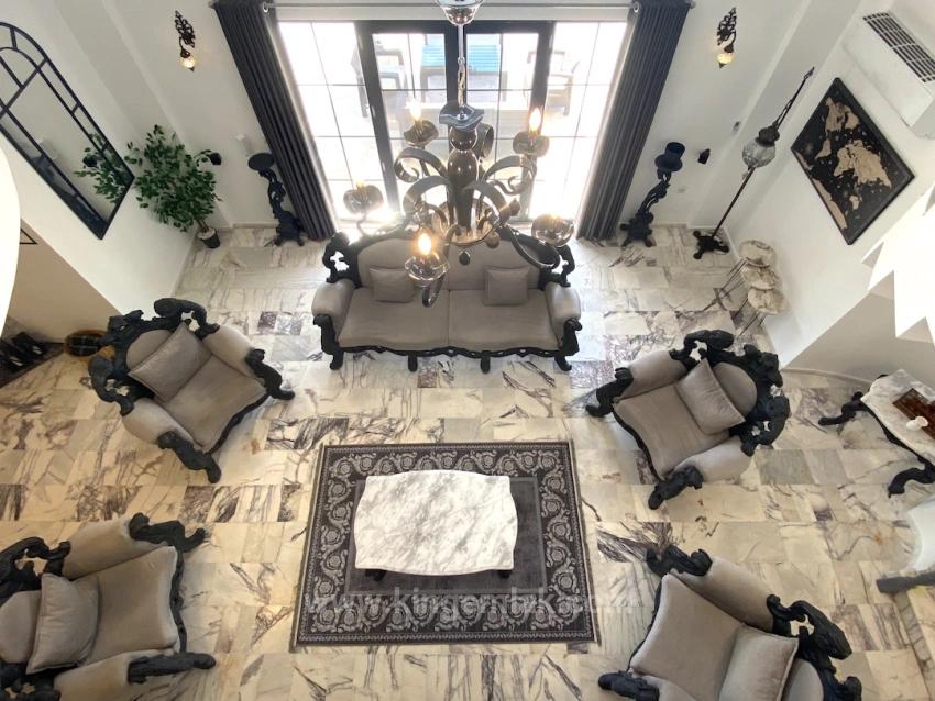 Ein Märchenhaftes Anwesen, Zwei Getrennte Leben