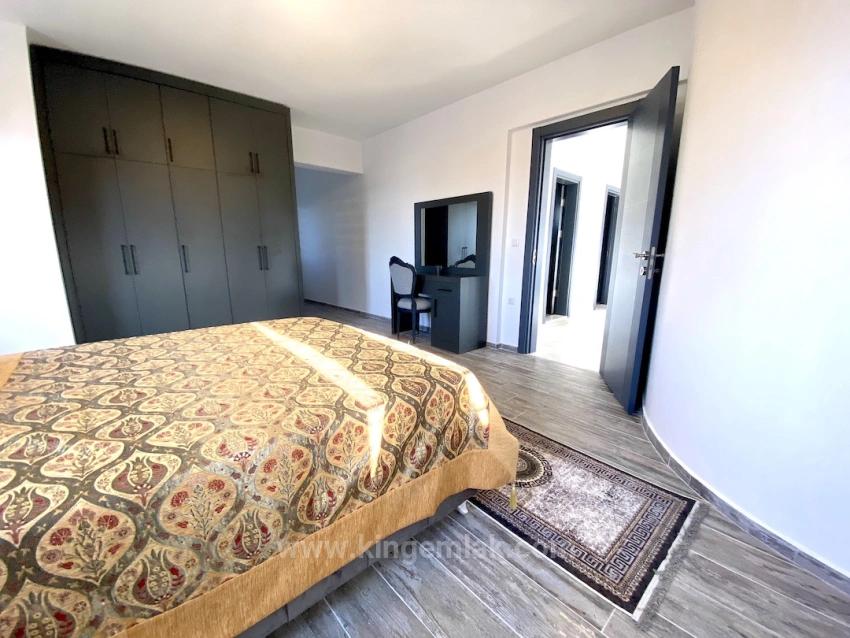 Ein Märchenhaftes Anwesen, Zwei Getrennte Leben