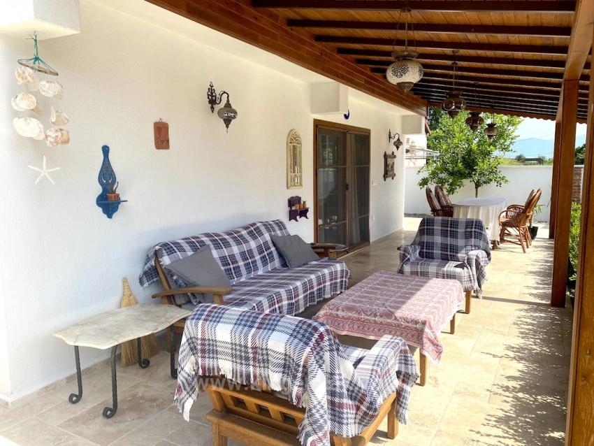 Ein Märchenhaftes Anwesen, Zwei Getrennte Leben