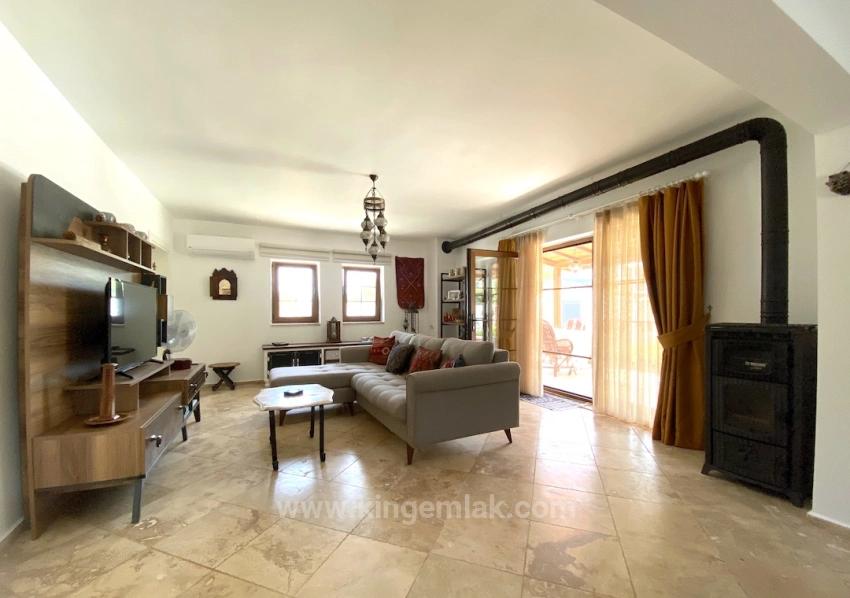 Ein Märchenhaftes Anwesen, Zwei Getrennte Leben