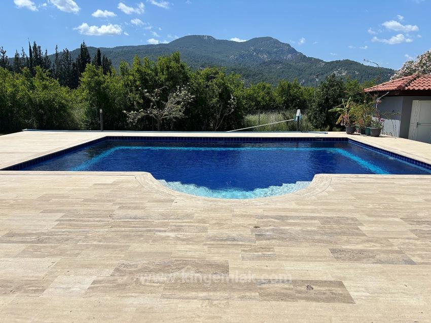 Luxuriöse Naturvilla Auf Einem 6.000 M² Großen Privatgrundstück