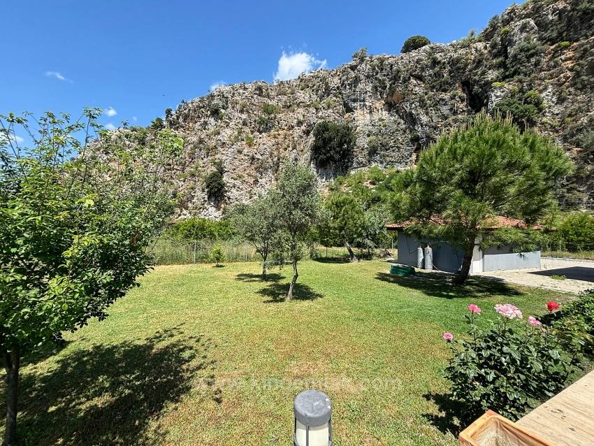 Luxuriöse Naturvilla Auf Einem 6.000 M² Großen Privatgrundstück