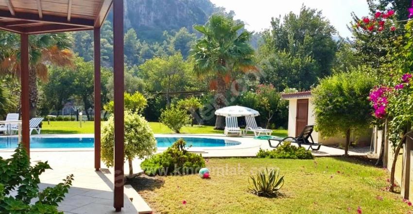 Prestigeträchtiges Leben Am See Und Investitionsmöglichkeit Mit Hoher Rendite