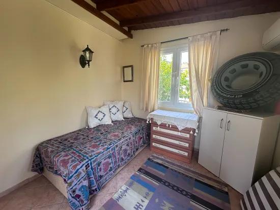 In Gülpınar Mit Bergpanorama Und Zu Fuß Erreichbar Zum Stadtzentrum Freistehende Villa