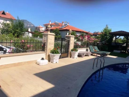 In Den Texten Gemeinschafts-swimmingpool Mit Eleganter Gartengeschosswohnung