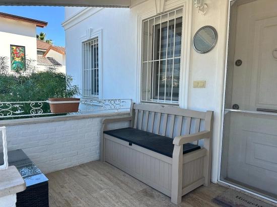 Villa Iris Ist Eine Moderne Doppelhaushälfte Mit Einem Gemeinschaftlich Genutzten Swimmingpool.