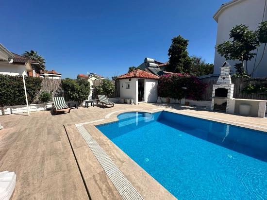 Villa Iris Ist Eine Moderne Doppelhaushälfte Mit Gemeinschaftspool.
