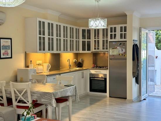 Ein Außergewöhnliches Leben, Geschmückt Mit Zeitloser Eleganz In Osmanağalar