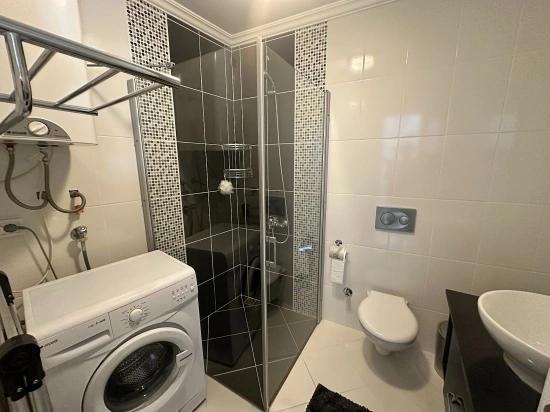 Moderne Eleganz, Harmonisch In Die Flusslandschaft Integriert