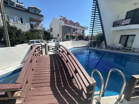 Moderne Eleganz, Harmonisch In Die Flusslandschaft Integriert