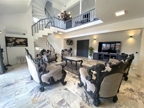 Ein Märchenhaftes Anwesen, Zwei Getrennte Leben