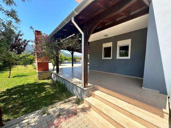 Luxuriöse Naturvilla Auf Einem 6.000 M² Großen Privatgrundstück