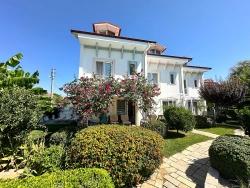 Ein Außergewöhnliches Leben, Geschmückt Mit Zeitloser Eleganz In Osmanağalar