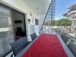 Moderne Eleganz, Harmonisch In Die Flusslandschaft Integriert