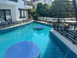 Moderne Eleganz, Harmonisch In Die Flusslandschaft Integriert