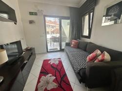 Moderne Eleganz, Harmonisch In Die Flusslandschaft Integriert