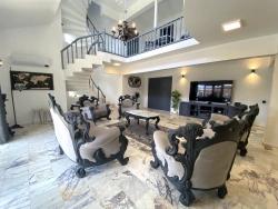 Ein Märchenhaftes Anwesen, Zwei Getrennte Leben