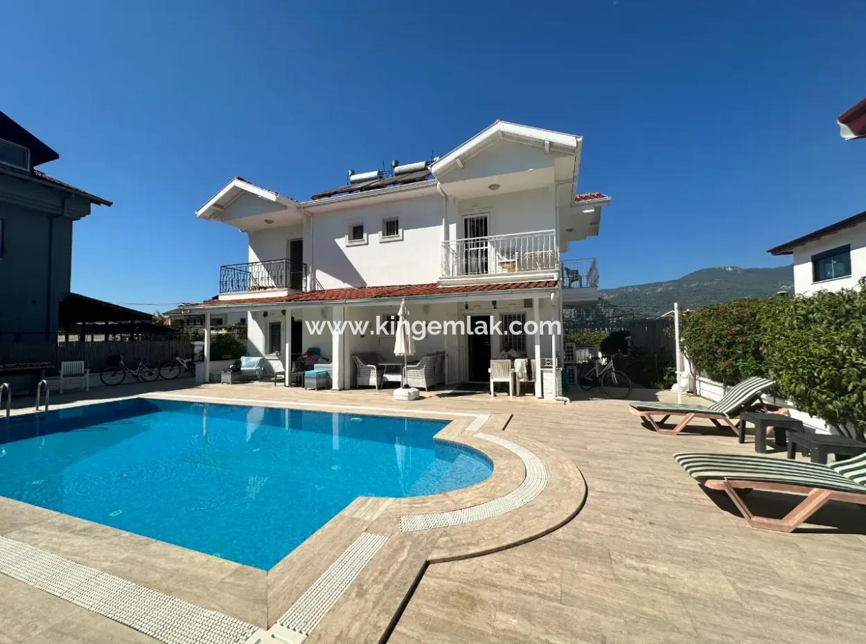 Modern 3 Bed Villa Close To Town