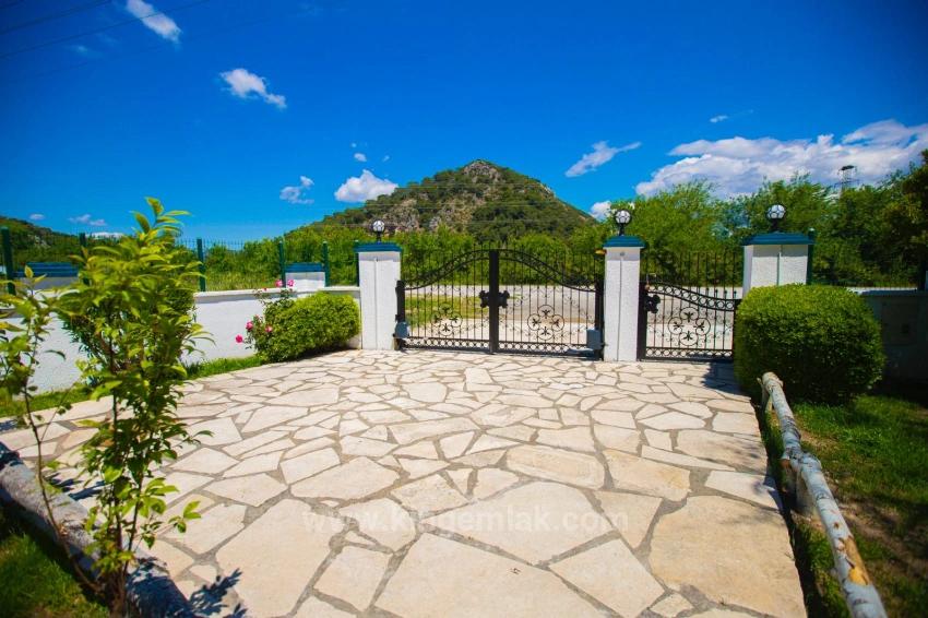 Stylish And Fully Renovated Private Villa With Mountian Views – Memphis Blue