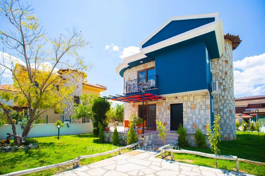 Stylish And Fully Renovated Private Villa With Mountian Views – Memphis Blue