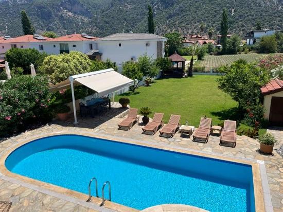 A Timeless Luxury Opening To The View
