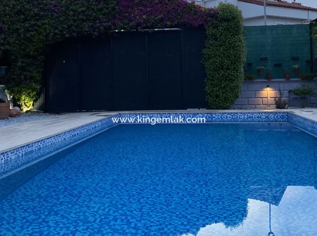 Stylishly Modern Private Villa In Town
