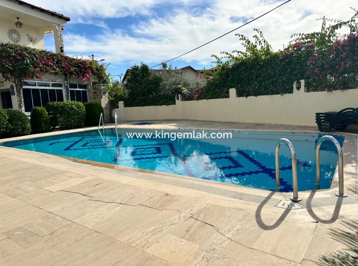 Detached Villa On A Complex