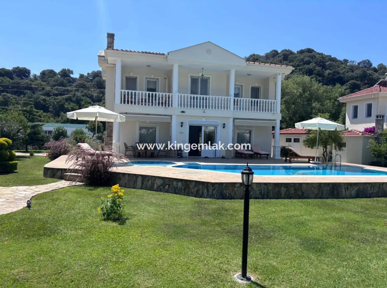 Stunning Villa With Tomb Views