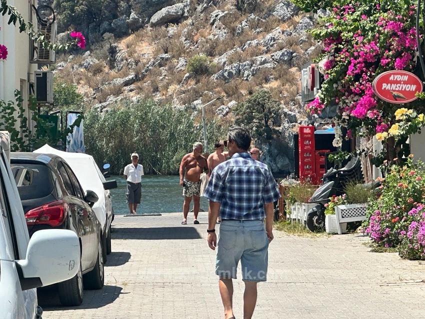 Современная Элегантность, Органично Вписанная В Реку.