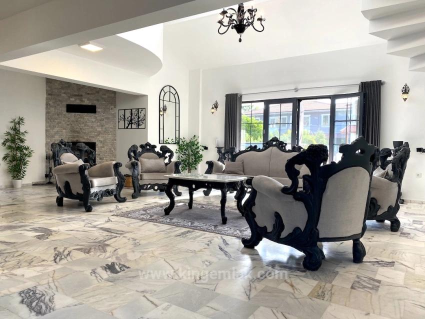 Сказочная Собственность, Две Разные Жизни