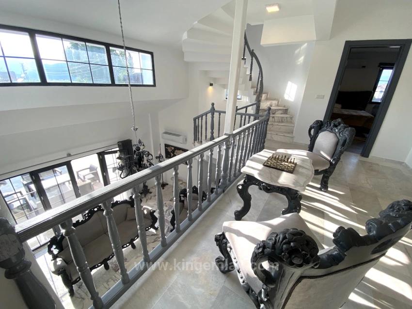 Сказочная Собственность, Две Разные Жизни