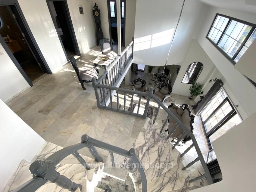 Сказочная Собственность, Две Разные Жизни