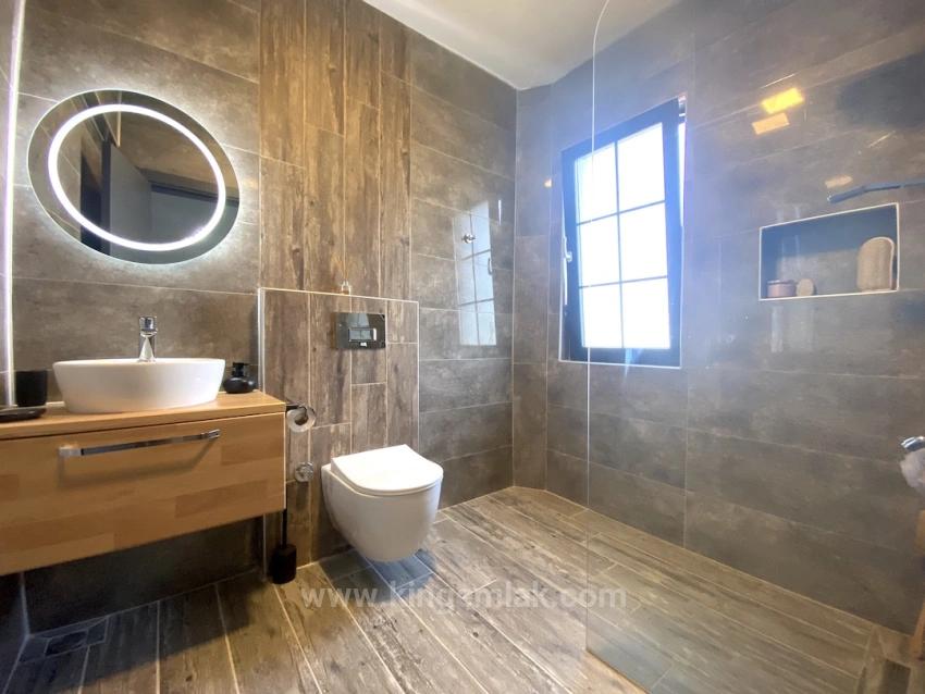 Сказочная Собственность, Две Разные Жизни