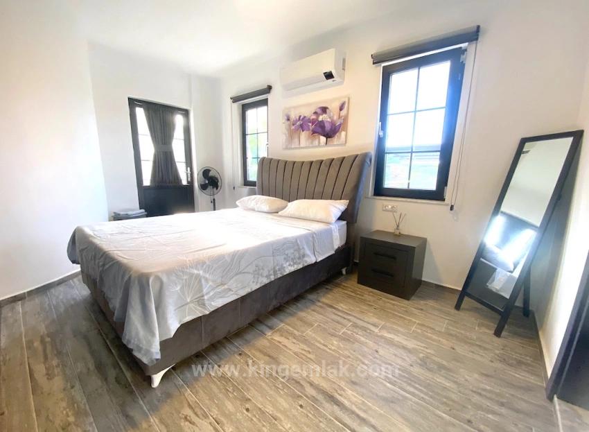 Сказочная Собственность, Две Разные Жизни