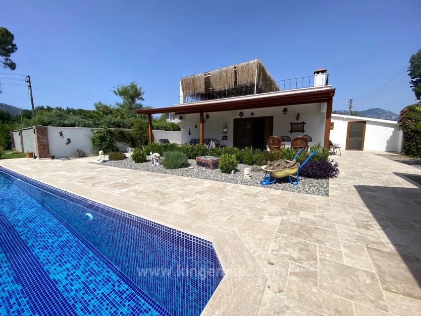 Сказочная Собственность, Две Разные Жизни