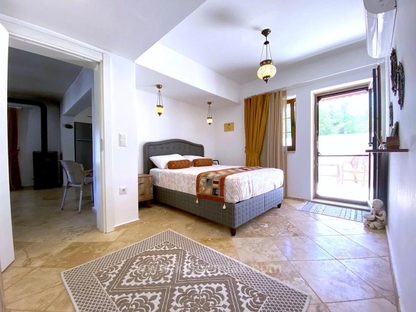 Сказочная Собственность, Две Разные Жизни