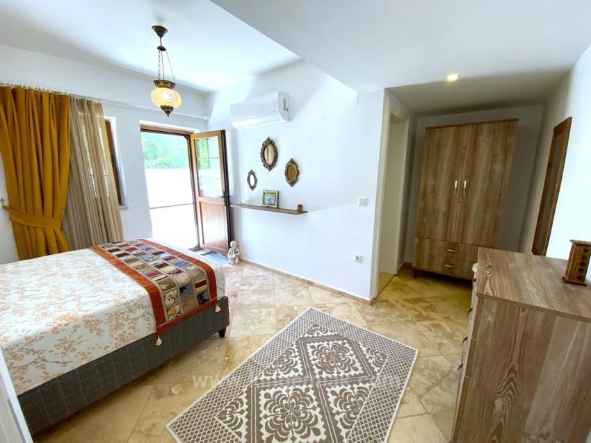 Сказочная Собственность, Две Разные Жизни