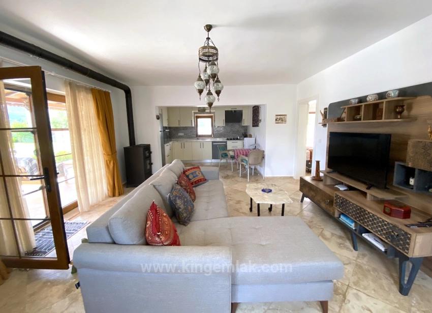 Сказочная Собственность, Две Разные Жизни