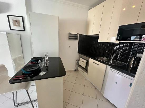 Современная Элегантность, Органично Вписанная В Реку.