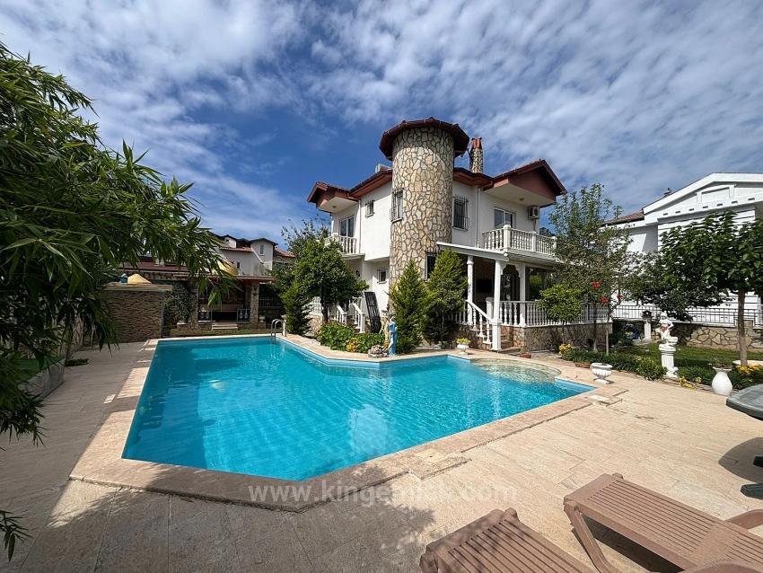500M² Özel Arsa İçerisinde Karakterli Villa – Büyük Potansiyel Sunuyor