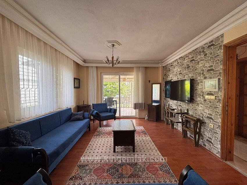 500M² Özel Arsa İçerisinde Karakterli Villa – Büyük Potansiyel Sunuyor