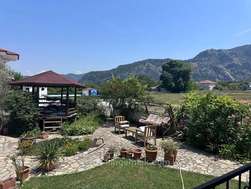 Dağ Manzaralı Ve Olgun Bahçeli Geniş Köy Evi