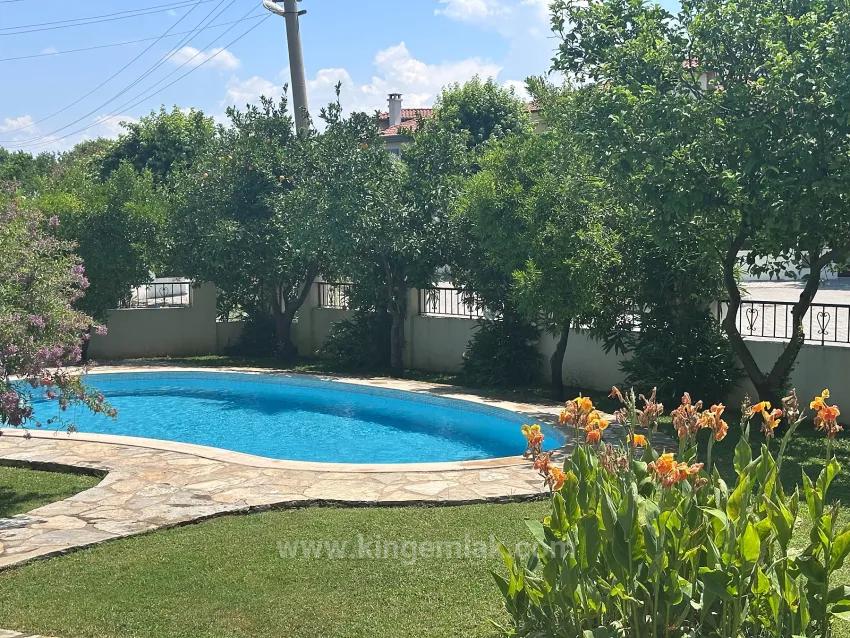 Gülpınar'da Dağ Manzaralı Ve Şehir Merkezine Yürüme Mesafesinde Müstakil Villa
