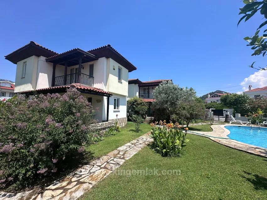 Gülpınar'da Dağ Manzaralı Ve Şehir Merkezine Yürüme Mesafesinde Müstakil Villa